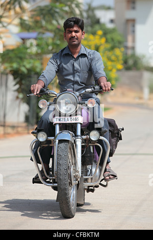 Uomo indiano in sella ad una Royal Enfield Bullet diesel Andhra Pradesh in India del Sud Foto Stock