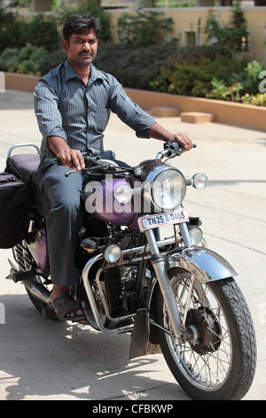 Uomo indiano in sella ad una Royal Enfield Bullet diesel Andhra Pradesh in India del Sud Foto Stock