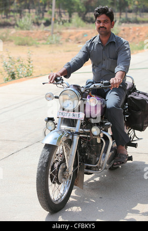 Uomo indiano in sella ad una Royal Enfield Bullet diesel Andhra Pradesh in India del Sud Foto Stock