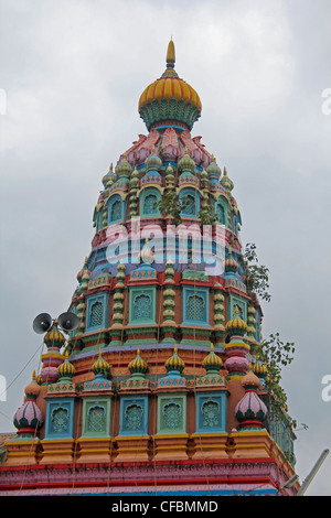 Shri Koteshwar tempio situato tra il villaggio e arto Gove nel centro del fiume Krishna, Satara, Maharashtra, India Foto Stock