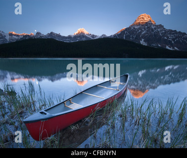 Canoa a minore Waterfowl Lake, il Parco Nazionale di Banff, Alberta, Canada Foto Stock