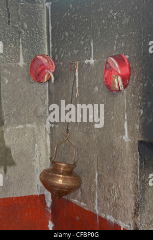 Shivlinga a Shri Koteshwar tempio situato tra il villaggio e arto Gove nel centro del fiume Krishna, Satara, Maharashtra, India Foto Stock