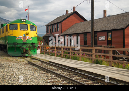 Pass bianco e Yukon Route convoglio ferroviario e stazione ferroviaria, Carcross, Yukon Territory, Canada Foto Stock