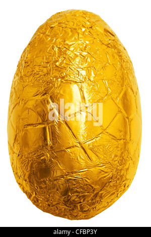 Foto di un uovo di pasqua avvolto in foglia d'oro isolato su sfondo bianco con percorso di clipping. Foto Stock