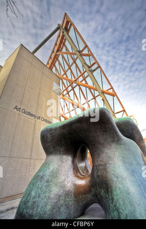 Henry Moore scultura, Galleria d'Arte di Ontario, Toronto, Ontario, Canada Foto Stock