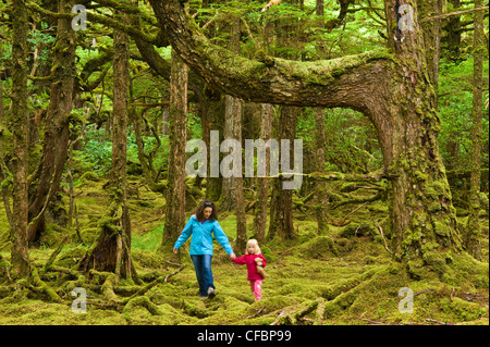 Madre e figlia nella foresta di muschio, Naikoon Provincial Park, Queen Charlotte Islands, British Columbia, Canada Foto Stock