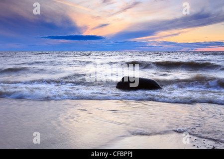 Onde sul Lago Winnipeg al tramonto. Lester Beach, Manitoba, Canada. Foto Stock