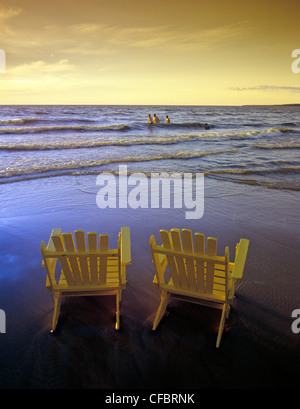 Due sedie al Grand Beach, lungo il Lago Winnipeg, Manitoba, Canada, Foto Stock