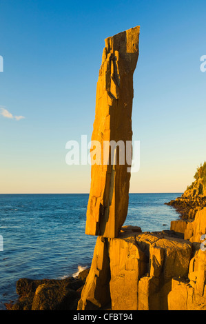 La roccia di equilibratura Long Island NovScotiCanadnear Foto Stock