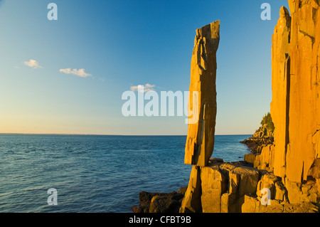 La roccia di equilibratura Long Island NovScotiCanadnear Foto Stock