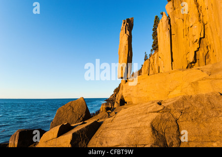 La roccia di equilibratura Long Island NovScotiCanadnear Foto Stock