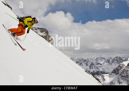 Un backcountry rider in Monte Assiniboine, Monte Assiniboine Parco Provinciale, British Columbia, Canada Foto Stock