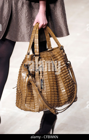 Burberry Milano pronto a indossare in autunno e inverno modella che porta luce marrone pelle di coccodrillo borsetta ondulati ripple effect, maniglie Foto Stock