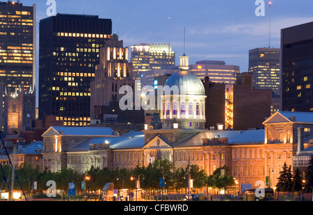 Vista notturna verso il Mercato di Bonsecours dal Vecchio Porto di Montreal Vecchia Quebec, Canada. Foto Stock