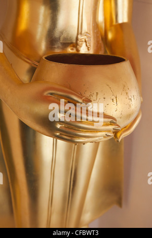 Thailandia, Bangkok, Wat Bovornives aka Wat Bowon, dettaglio della statua di Buddha mano azienda Alms ciotola Foto Stock