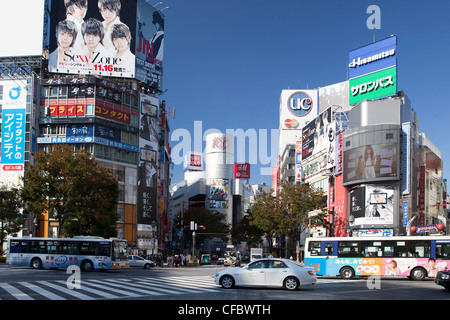 Giappone, Asia, Tokyo, città, Shibuya, West Shibuya, Stazione, pubblicità, blu, occupato, colorato, attraversando, shopping, quadrato, traf Foto Stock