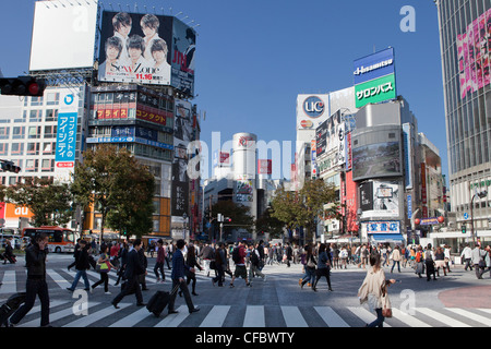 Giappone, Asia, Tokyo, città, Shibuya, West Shibuya, Stazione, pubblicità, blu, occupato, colorato, attraversando la folla di persone, shoppin Foto Stock