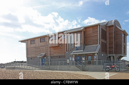 Nuova stazione di salvataggio a Kingston Beach, Shoreham, West Sussex. Aperto nell ottobre 2010 sul sito della vecchia stazione di salvataggio Foto Stock