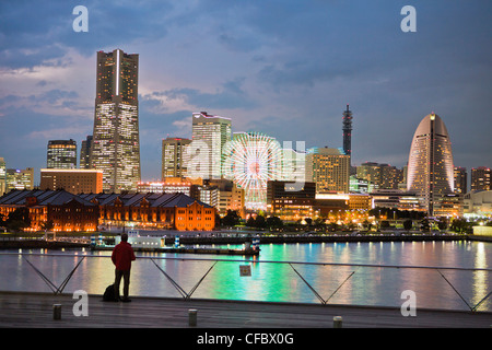 Giappone, Asia, Yokohama City, Skyline, Landmark, edificio, traghetti, ruota, architettura, barca, luci, skyline, notte Foto Stock