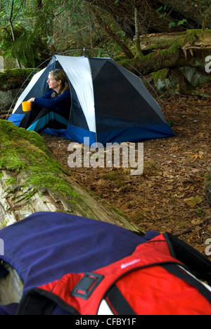 Allison Webb gode di caffè del mattino camp spiaggia Foto Stock