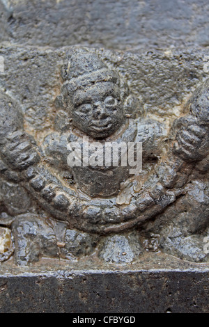 Il carving a Shri bhiravnath tempio del Signore Shiva a Kikli, Maharashtra, India Foto Stock