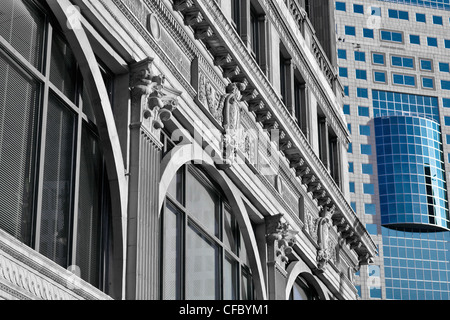 Architettura di contrasto; lo storico edificio di Parigi e moderna torre Canwest. Portage Avenue, Winnipeg, Manitoba, Canada. Foto Stock