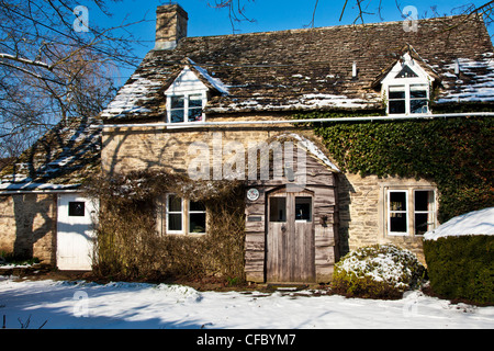 Un grazioso Cotswold cottage in pietra nella neve vicino al Ampneys, Gloucestershire, England, Regno Unito Foto Stock