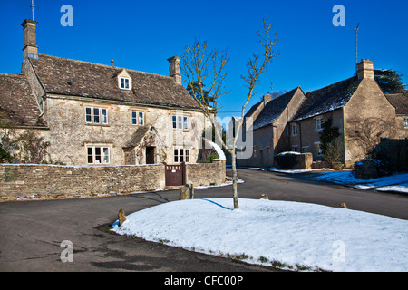 Ampney san Pietro nella neve, un grazioso villaggio Costwold nel Gloucestershire, England, Regno Unito Foto Stock