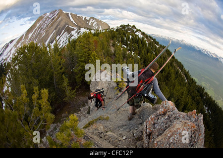 I più ostinati sciatori andare a sciare su Mt 7 in giugno. Golden, BC Foto Stock