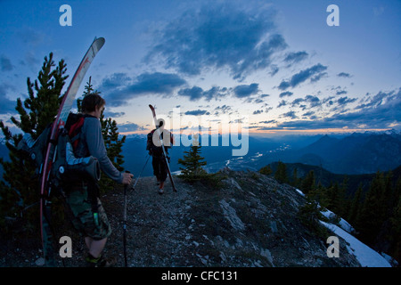 I più ostinati sciatori andare a sciare su Mt 7 in giugno. Golden, BC Foto Stock