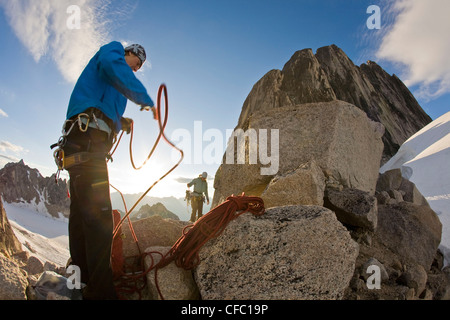 Due alpinisti femmina preparare per il ghiacciaio in viaggio Bugaboo Parco Provinciale, BC. Foto Stock