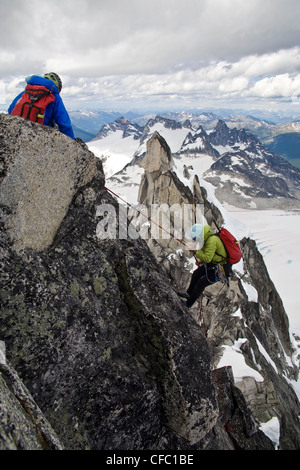 Due alpinisti femmina scendere lungo la cresta nord-est - Nord Howser, Bugaboos, BC Foto Stock