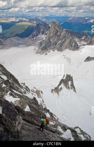 Due alpinisti femmina scendere lungo la cresta nord-est - Nord Howser, Bugaboos, BC Foto Stock