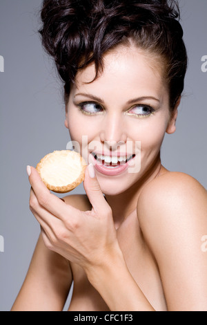 Femmina arricciata lunghi capelli neri segnato, in modo che i riccioli sedersi sulla cima della sua testa, indossando la luce rosa rossetto, metallica Foto Stock