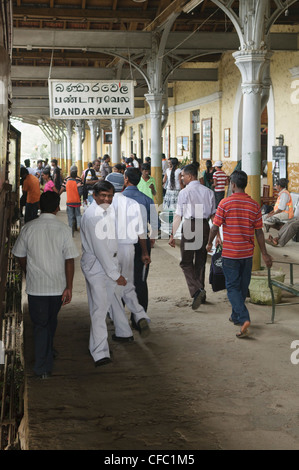Affollata stazione ferroviaria nei pressi di Kandy, Sri Lanka Foto Stock