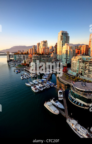 Il West End quartiere di Vancouver e il Burrard Street Bridge attraverso False Creek, Vancouver British Columbia Canada. Foto Stock