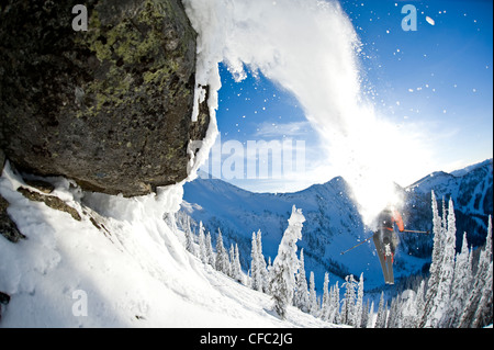 Un maschio di sciatore pieno di testosterone lancia fuori un salto a Whitewater Resort invernale, Nelson, British Columbia Foto Stock