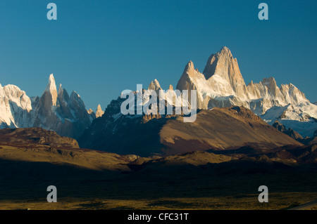 Cerro Torre e El Chalten, o Mount Fitzroy, nel Parque Nacional Los Glacieres, Argentina Foto Stock