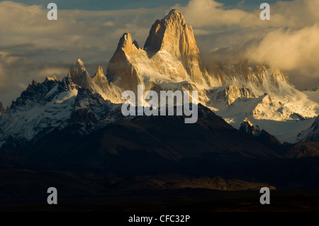 Cerro Fitzroy nella luce del mattino, Parque Nacional Los Glacieres, Sud Patagonia, Argentina Foto Stock