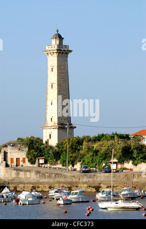 Faro nel porto di Saint-Georges-de-Didonne in Francia, regione Charente-Poitou Foto Stock