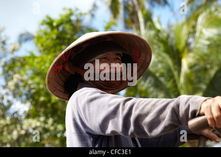 Commerciante su un mercato galleggiante a Phong Dien, (Can Tho) Vietnam Foto Stock