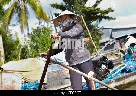 Gli operatori su un mercato galleggiante a Phong Dien, (Can Tho) Vietnam Foto Stock