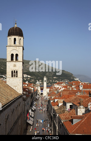 Vista lungo Stradun al Municipio e Torre dell'orologio, Città Vecchia, Dubrovnik, Dubrovnik-Neretva county, Dolmatia, Croazia Foto Stock