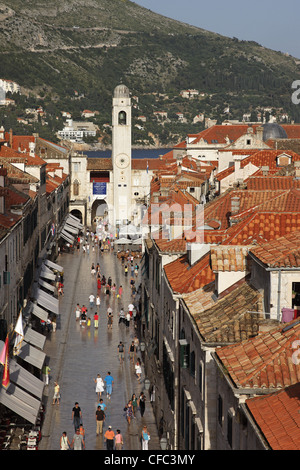 Vista lungo Stradun al Municipio e Torre dell'orologio, Città Vecchia, Dubrovnik, Dubrovnik-Neretva county, Dolmatia, Croazia Foto Stock