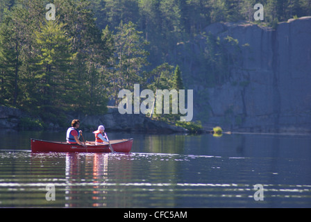 Madre e figlia di fronte a pale Rock Lake in Algonquin Park,Ontario, Canada Foto Stock