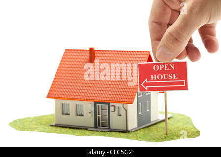 Mano azienda "open house'-segno nella parte anteriore del modello di casa - immobiliare di concetto Foto Stock