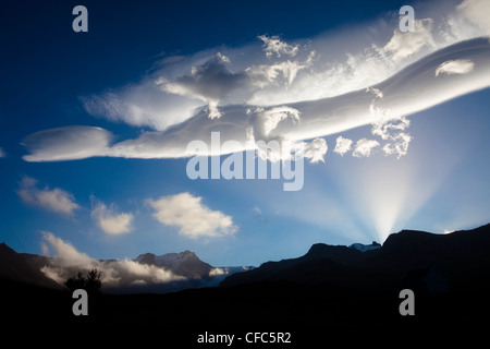 Sunrise dietro Reynirvellir montagna, Skaftafell, Islanda Foto Stock