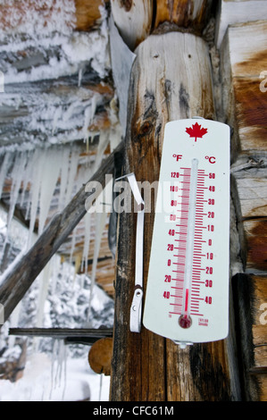 Il termometro a cacciatori cabin dice tutto; molto freddo giorno di Yukon. Big Bend vicino Lago Rosa, Yukon Territory, Canada. Foto Stock