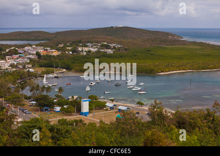 LAS CROABAS, PUERTO RICO - Porto e alloggiamento locale sulla costa. Foto Stock