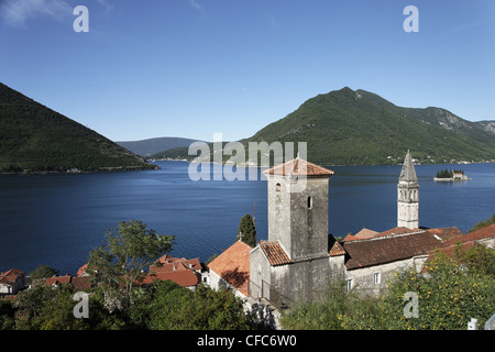Vista di Sveti Nikola chiesa con campanile a torre in background Gospa od Skrpjela isola, Perast e della Baia di Kotor, Montenegro, Europ Foto Stock